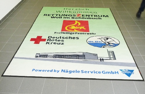 Eine eigens für das Rettungszentrum designte Schmutzfangmatte in den Maßen 200 x 300 cm ziert nun den Eingangsbereich. 
Durch die frischen Farben belebt sie den Eingang und ist ein echter Hingucker.