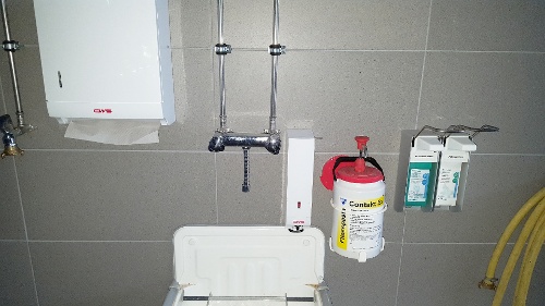 Waschbecken in der Waschhalle.
Abfallbehälter, CWS Seifen-, Desinfektions- und Handtuchspender, Handwaschpaste und Pflegelotion.